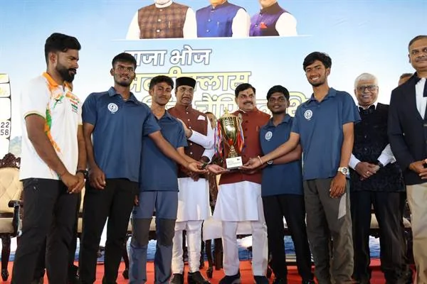 राजा भोज सेलिंग चैंपियनशिप की विजेता टीम का विज्ञप्ति चित्र